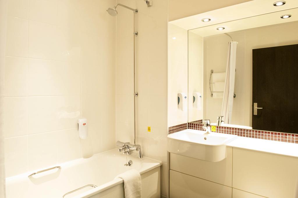 Premier Inn Aberdeen Airport - Dyce Ruang foto